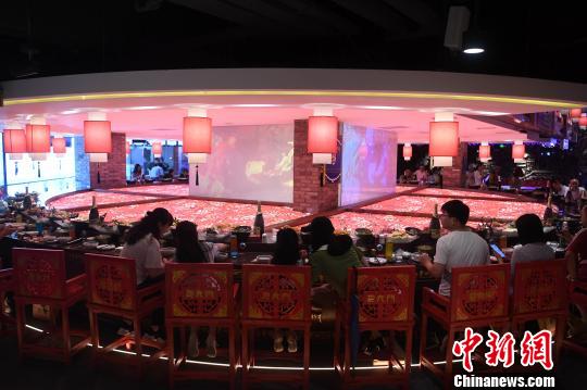 58人が同時(shí)に火鍋を食べられる巨大円卓が登場　重慶