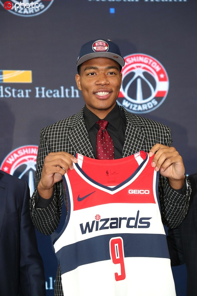 6月21日、米國ワシントンでウィザーズが開いた記者會(huì)見に登場した八村塁（寫真著作権は東方ICが所有のため転載禁止）。 