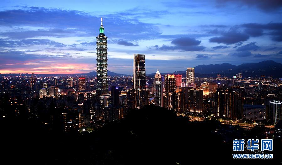 臺北の象山が夜景観賞と納涼の人気スポットに