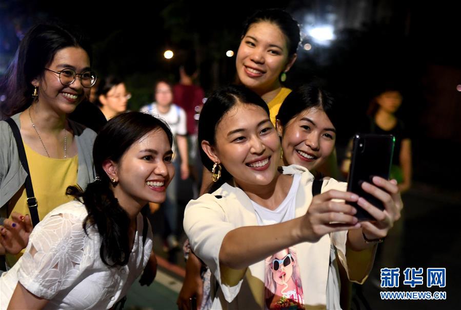 臺北の象山が夜景観賞と納涼の人気スポットに