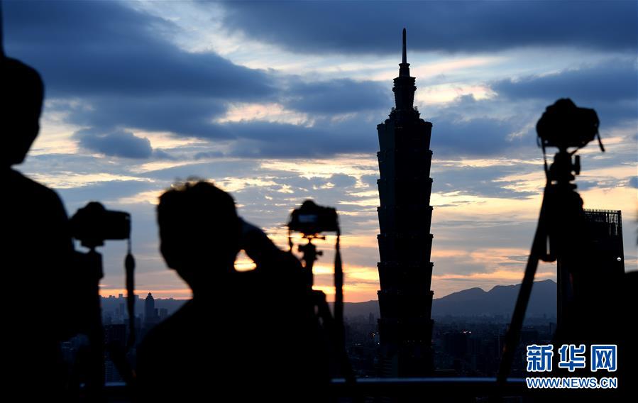 臺(tái)北の象山が夜景観賞と納涼の人気スポットに