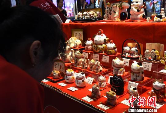 「日本商品展」を訪れ、商品を見つめる市民（撮影?周毅）