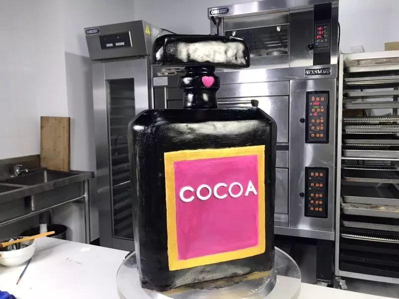 食事のときも、こんな香水でいい香りをまとったキュートな女の子（男の子）でなくては?。▽?xiě)真提供?林莎莎）