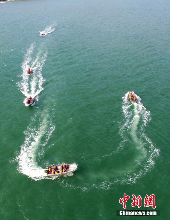 中國海軍海兵隊某旅団が突撃ボート操縦強化訓(xùn)練