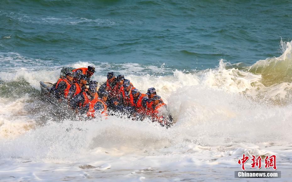 中國海軍海兵隊(duì)某旅団が突撃ボート操縦強(qiáng)化訓(xùn)練