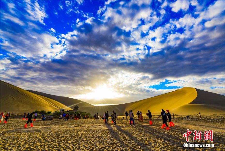 雨上がりの敦煌?鳴沙山　夕日の中をラクダが行く絵のような景色　甘粛省