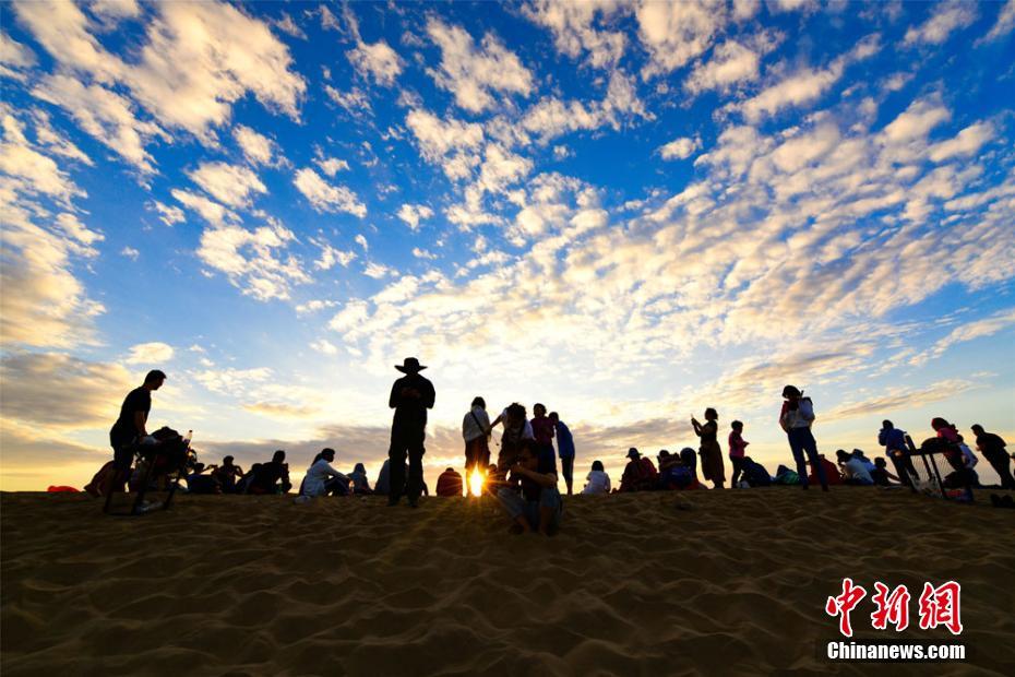 雨上がりの敦煌?鳴沙山　夕日の中をラクダが行く絵のような景色　甘粛省