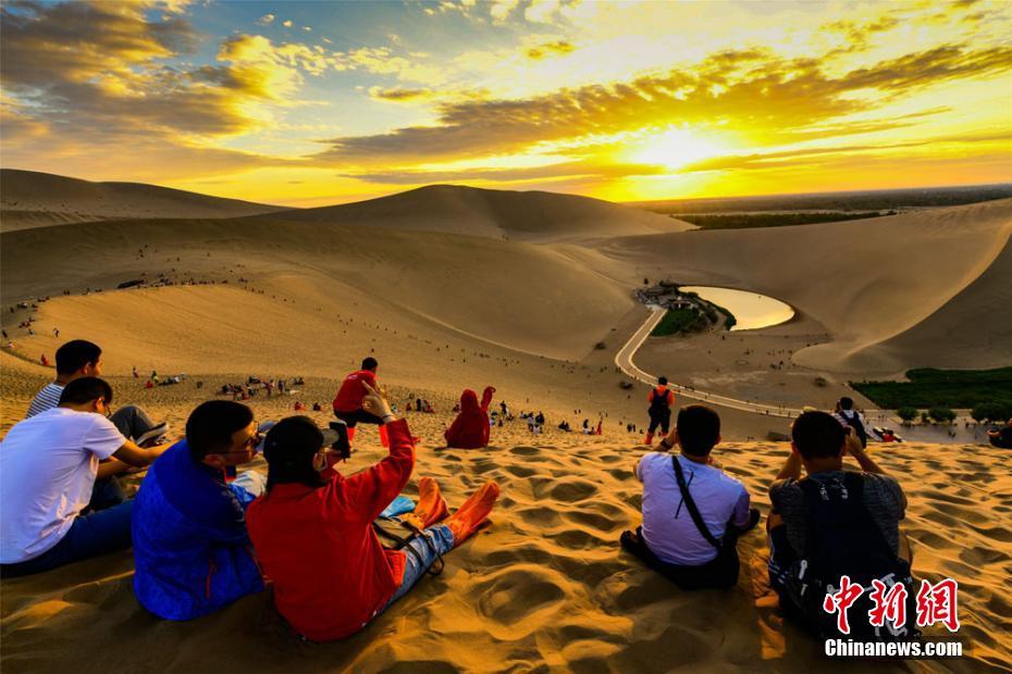雨が上がった後、青い空と白い雲(yún)、黃色い砂が互いを引き立て合う鳴沙山月牙景勝區(qū)の美しい景色（撮影?王斌銀）。 