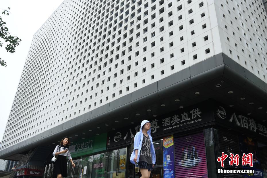 重慶に「穴ぼこビル」出現(xiàn)　外壁に穴がびっしり