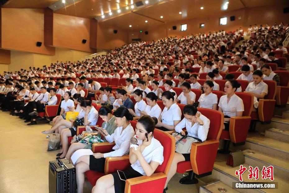 CA採(cǎi)用試験に挑む2000年代生まれの若者たち　上海