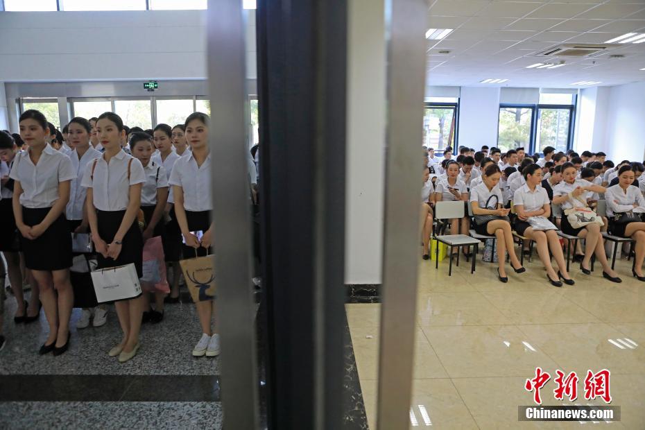 CA採(cǎi)用試験に挑む2000年代生まれの若者たち　上海