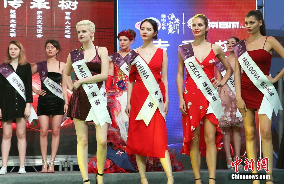 ミス?ツーリズム?インターナショナル世界大會に出場する美女たち（撮影?銭興強）。