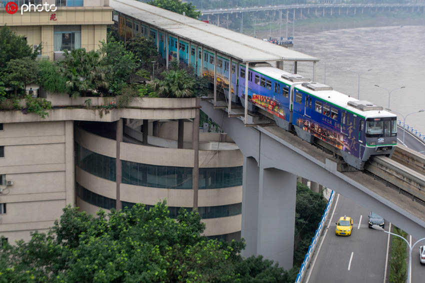 6月25日に撮影された、駐車場螺旋スロープの上を通過する電車（寫真著作権は東方ICが所有のため転載禁止）。