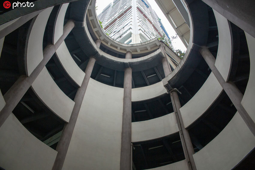 重慶にまたもオドロキの景観　電車が6階建て駐車場螺旋スロープの上を通過