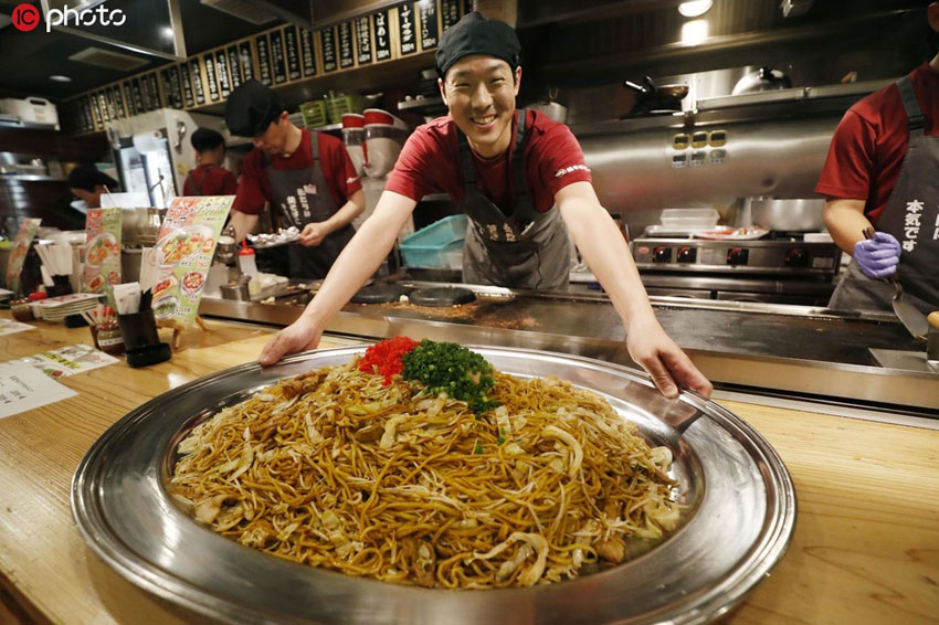 兵庫県尼崎市のレストランで撮影されたG20大阪サミット期間限定のギガ盛り焼きそば（寫真著作権は東方ICが所有のため転載禁止）。 