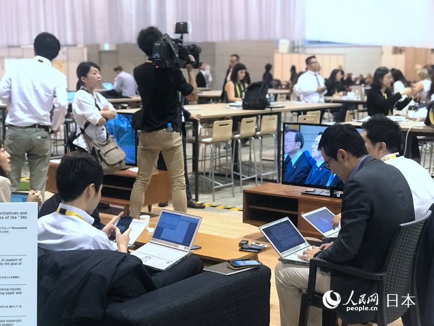 G20大阪サミット初日、メディアセンターのジャーナリストたち