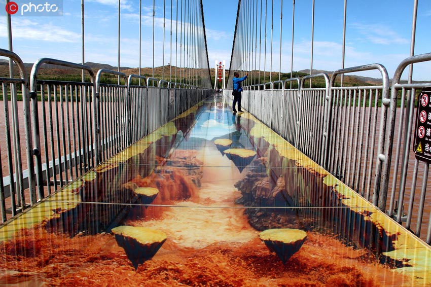 思わずドキドキして前に進(jìn)めない3Dガラス橋（寫真著作権は東方ICが所有のため転載禁止）。