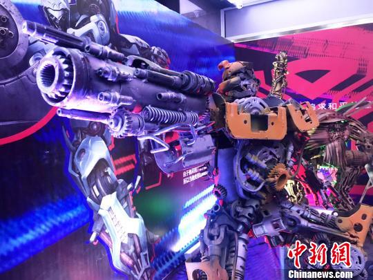 巨大「トランスフォーマー」が環(huán)境保護(hù)を呼びかけ！甘粛省蘭州市