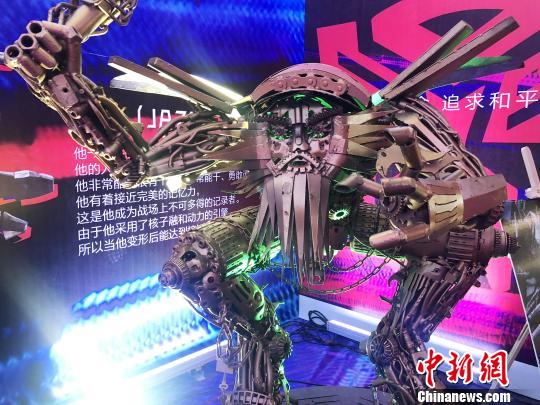 巨大「トランスフォーマー」が環(huán)境保護(hù)を呼びかけ！甘粛省蘭州市