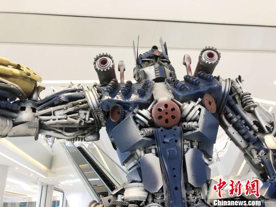 巨大「トランスフォーマー」が環(huán)境保護(hù)を呼びかけ！甘粛省蘭州市