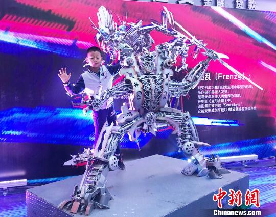 巨大「トランスフォーマー」が環(huán)境保護を呼びかけ！甘粛省蘭州市