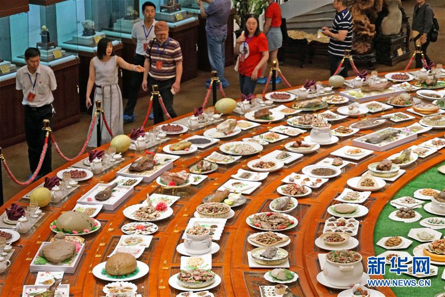 6月28日、「奇石の宴」を見る來館者たち（撮影?蔡増楽）。 