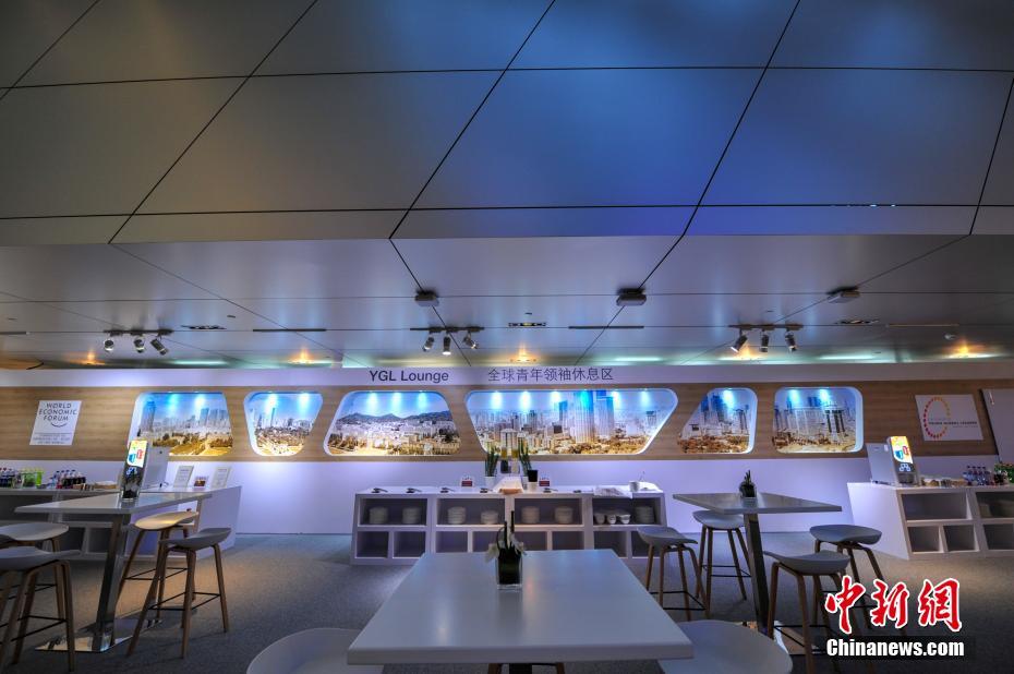 6月30日、夏季ダボス會(huì)議のメイン會(huì)場(chǎng)となる大連國際會(huì)議センター內(nèi)の休憩エリア（撮影?于海洋）。