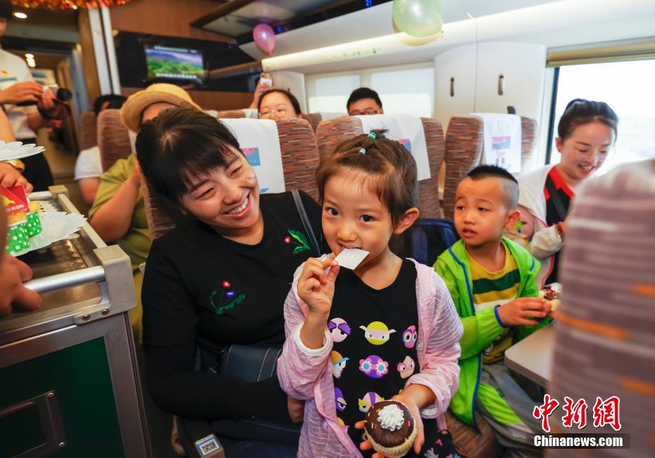 北京と上海結ぶ京滬高速鉄道の開通8周年記念し、乗客に特注ケーキ