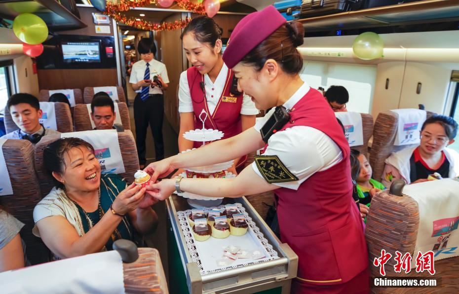 北京と上海結(jié)ぶ京滬高速鉄道の開通8周年記念し、乗客に特注ケーキ