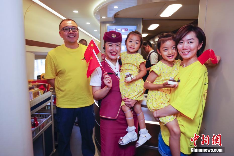 北京と上海結(jié)ぶ京滬高速鉄道の開通8周年記念し、乗客に特注ケーキ