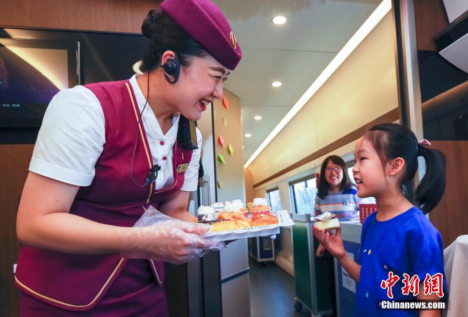 北京と上海結(jié)ぶ京滬高速鉄道の開通8周年記念し、乗客に特注ケーキ