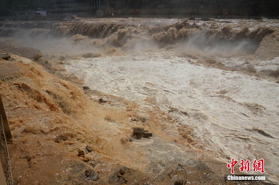 増水期迎え水流逆巻く黃河?壺口瀑布