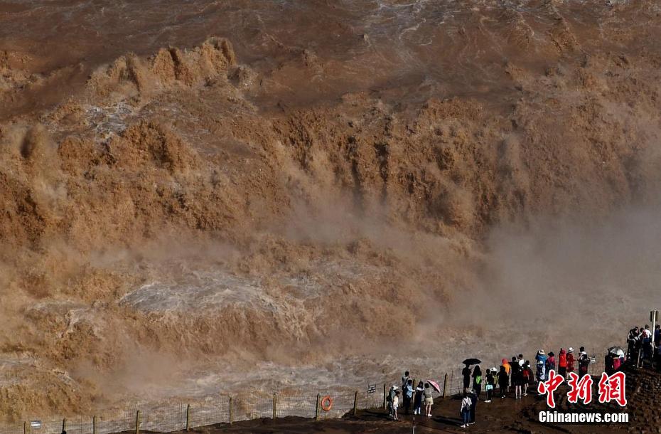 増水期迎え水流逆巻く黃河?壺口瀑布