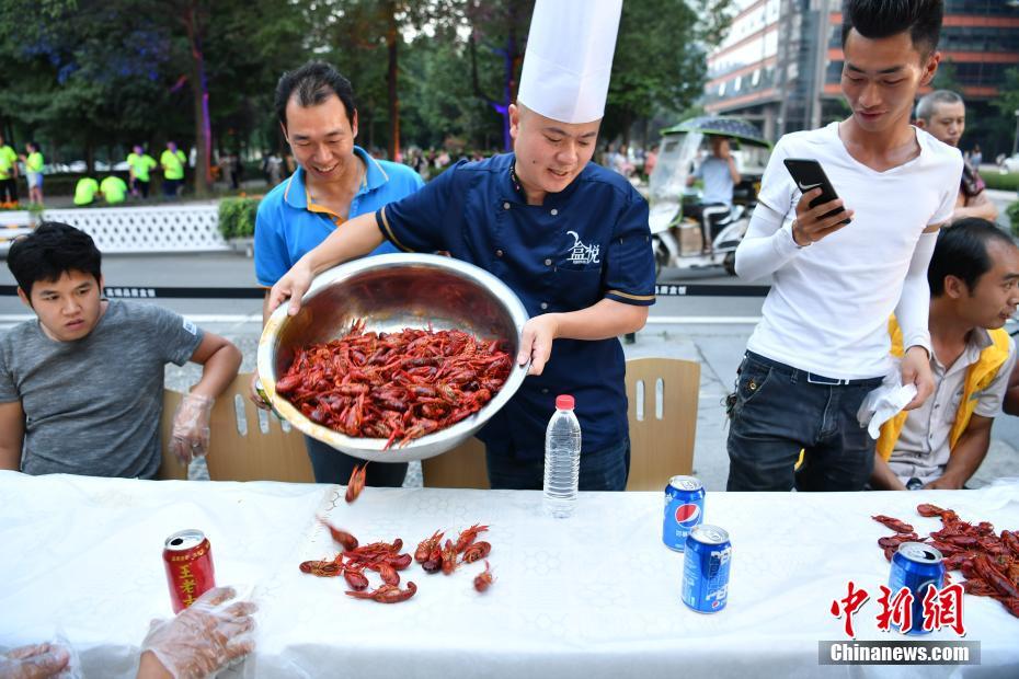 500キロのザリガニで配達(dá)スタッフねぎらう「心溫まる宴」　四川省