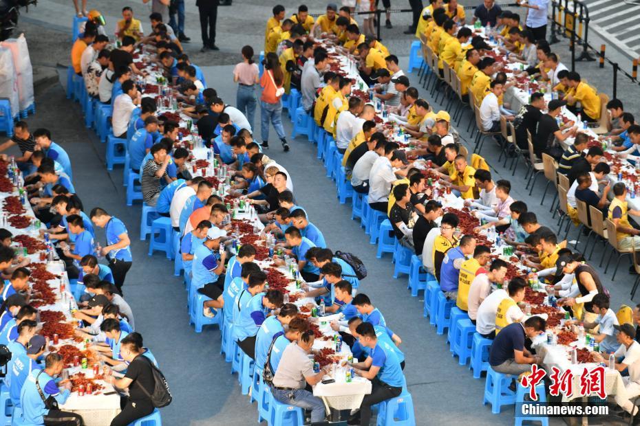 500キロのザリガニで配達スタッフねぎらう「心溫まる宴」　四川省