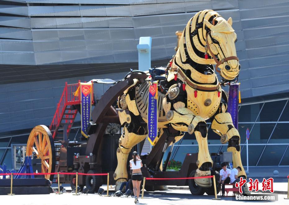 高さ9メートルの「巨大な馬」現(xiàn)る！ 遼寧省大連市