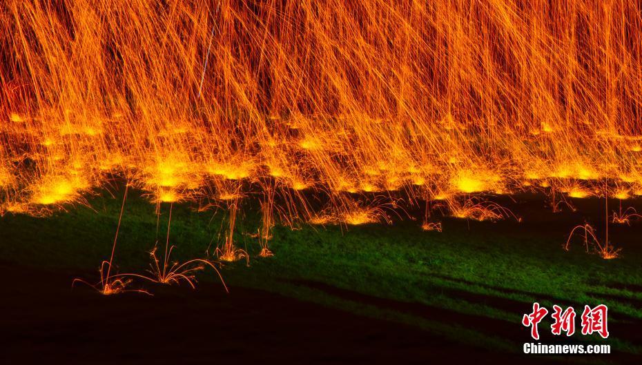 江西省の夜空を彩る河南省の無形文化遺産「打鉄花」