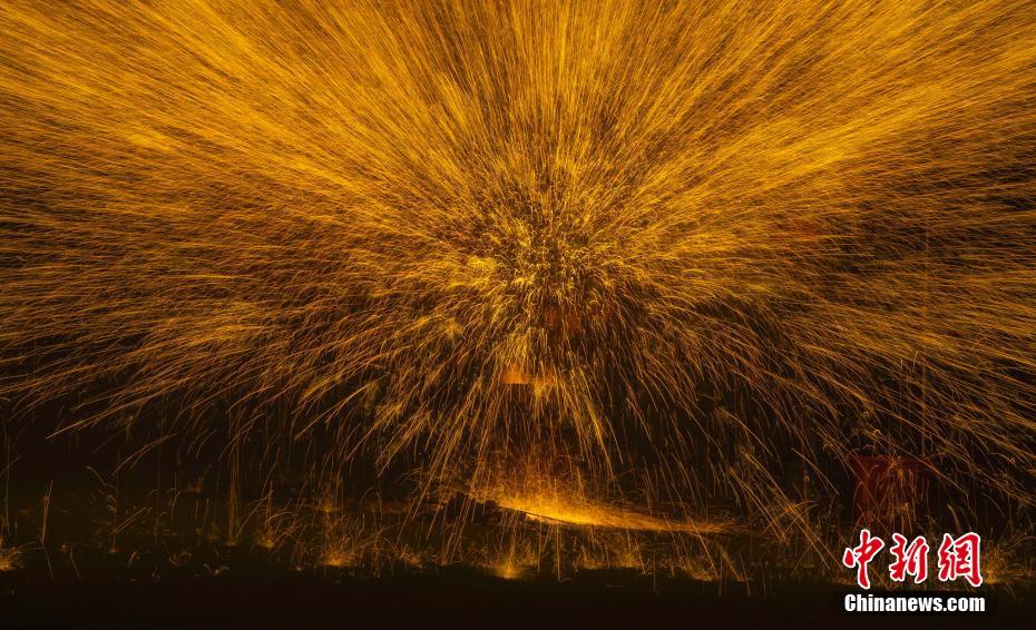 江西省の夜空を彩る河南省の無(wú)形文化遺産「打鉄花」