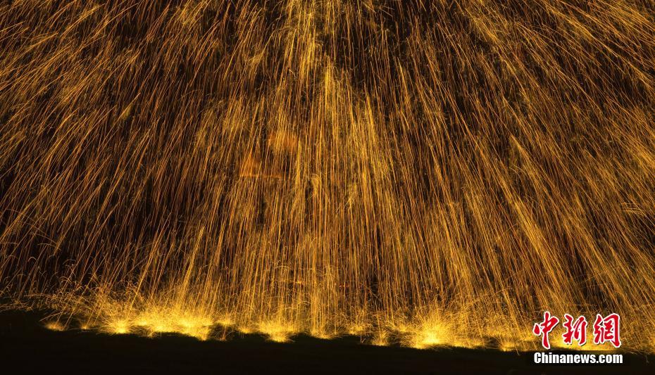 江西省の夜空を彩る河南省の無形文化遺産「打鉄花」