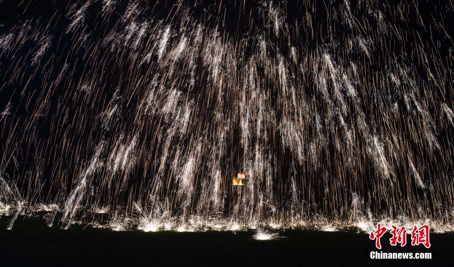 江西省の夜空を彩る河南省の無(wú)形文化遺産「打鉄花」