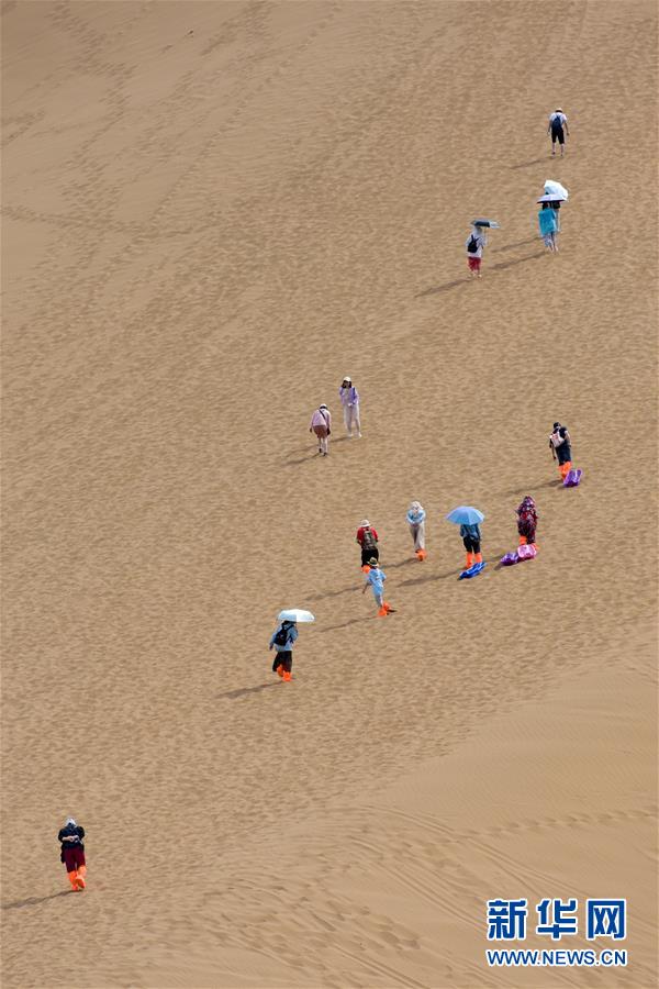 ベストシーズン迎えた砂漠観光　新彊のクムタグ砂漠