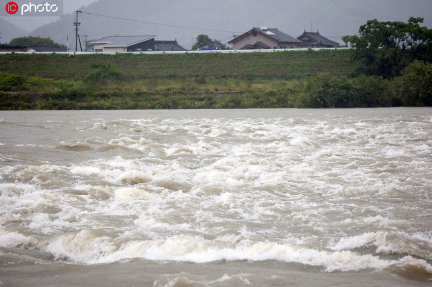 大雨で激しい流れとなっている熊本の河川（7月3日撮影?寫真著作権は東方ICが所有のため転載禁止）。 