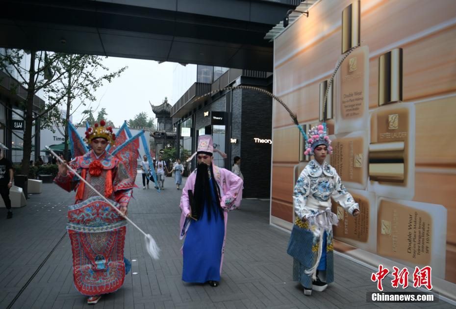 成都の街中にサプライズ！川劇愛(ài)好者が登場(chǎng)　四川省