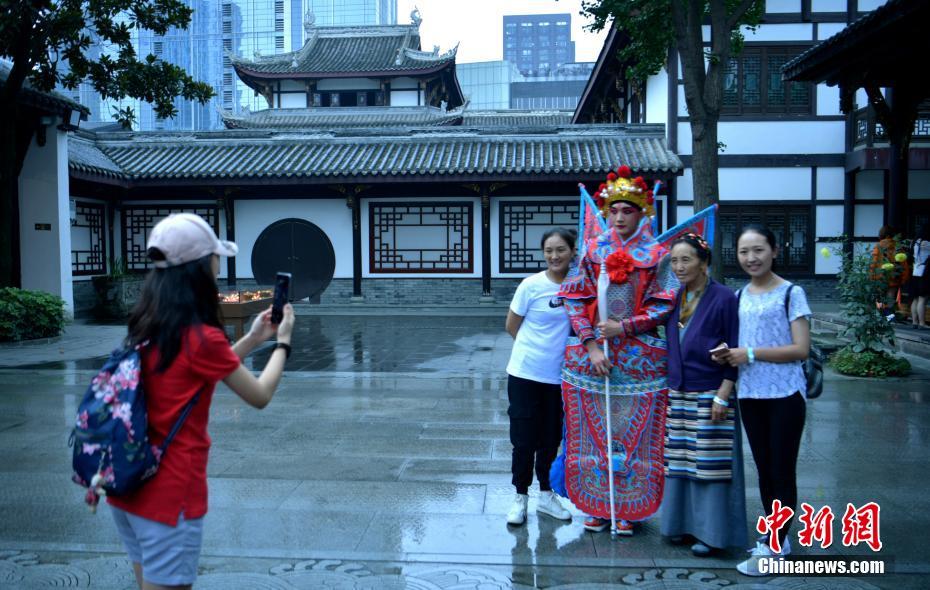 成都の街中にサプライズ！川劇愛好者が登場　四川省