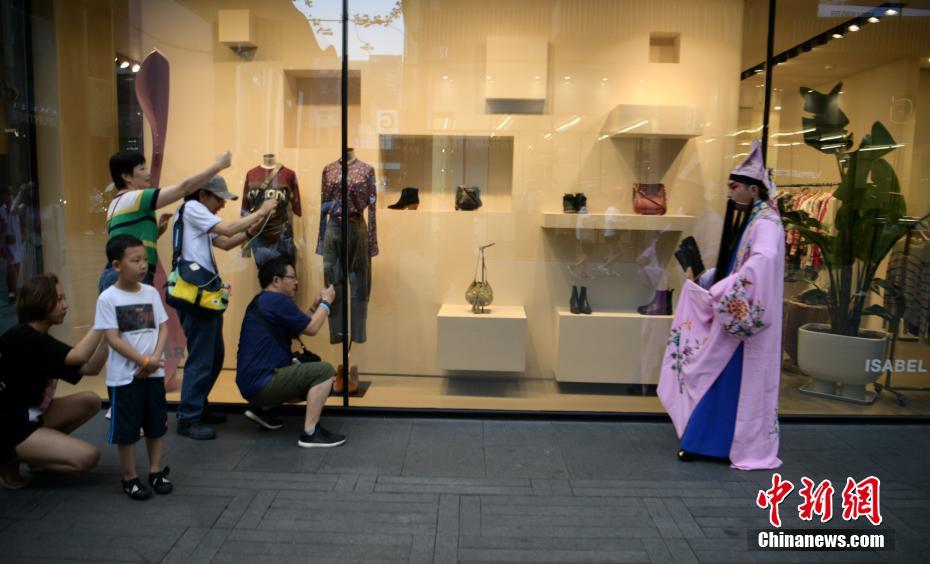 成都の街中にサプライズ！川劇愛好者が登場　四川省