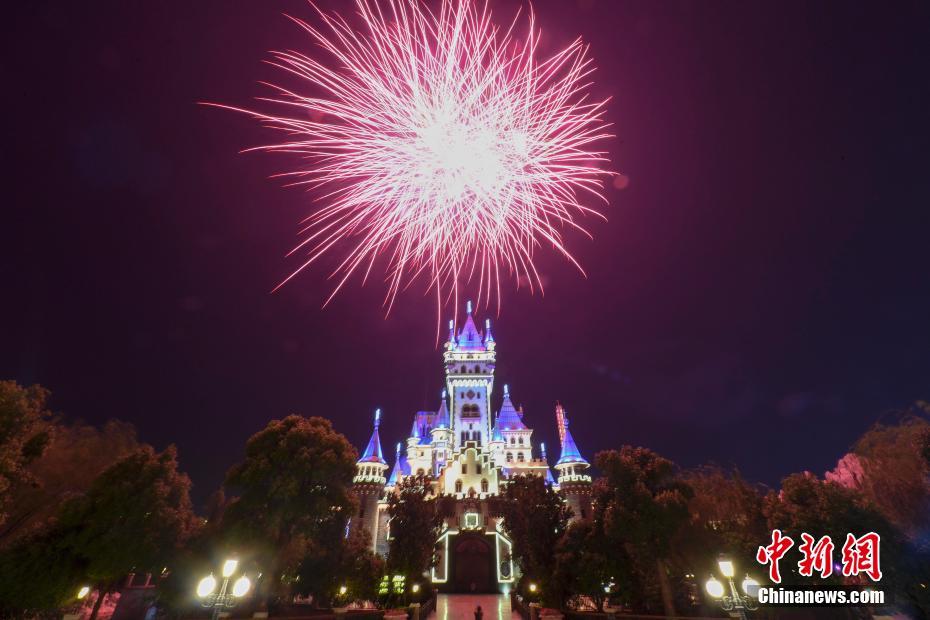 様々な形の花火が城の上空を彩った「お城と花火ショー」（撮影?楊華峰）。  