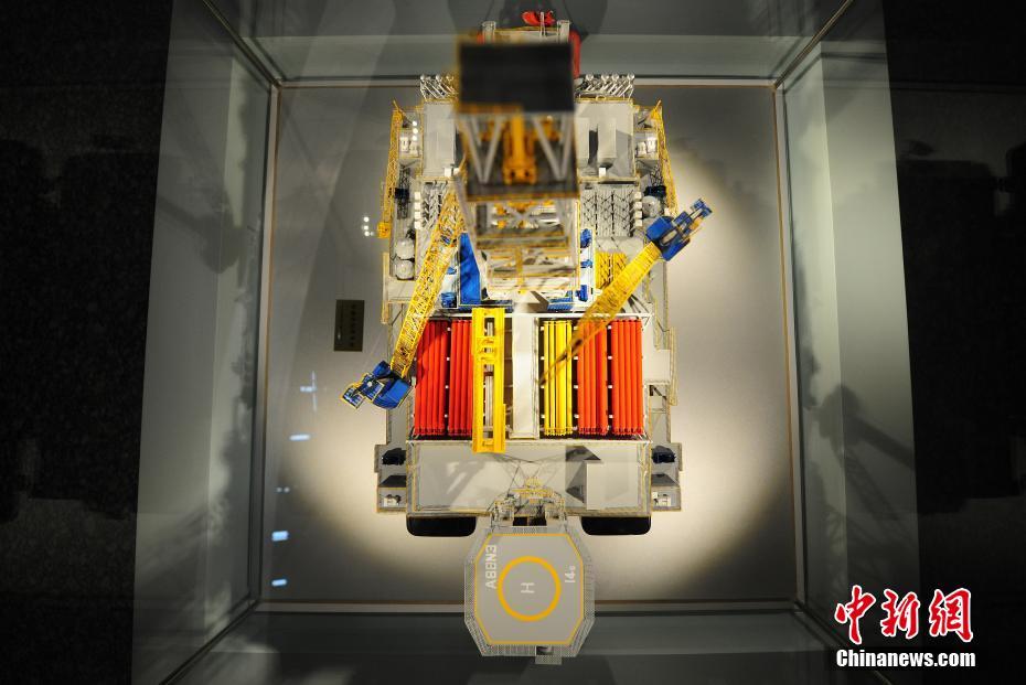 半潛水式石油プラットホーム模型が夏季ダボス會(huì)場(chǎng)に登場(chǎng)