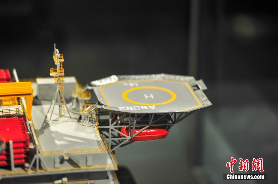 半潛水式石油プラットホーム模型が夏季ダボス會(huì)場に登場