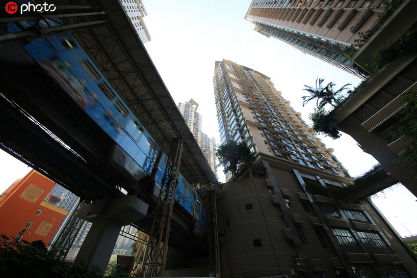 建物を突き抜けるモノレールを下から見上げてみたら？　重慶市