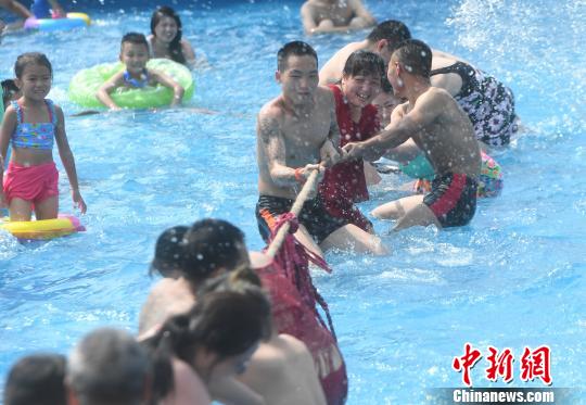 水中綱引きで暑さを吹き飛ばす市民(撮影?陳超)。